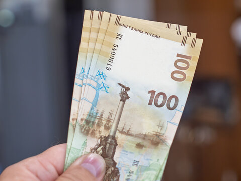 Russian 100 Ruble Banknote Featuring Historical Architecture