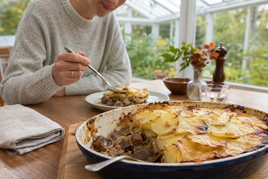 Platillo irland&eacute;s de lanкаширский хотпот en una mesa en un comedor con luz natural