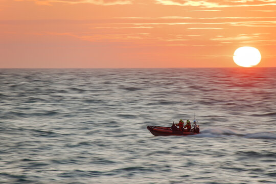 Sauveteurs en mer et coucher de soleil