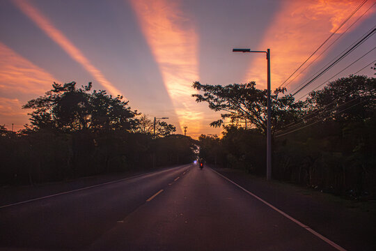 Los rayos de sol iluminan el cielo