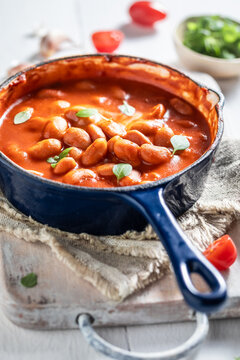 Spicy baked beans with fresh tomatoes and garlic.