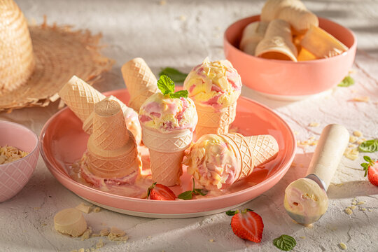 Creamy and fresh strawberry ice cream as a summer dessert.