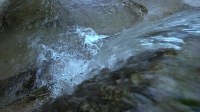 Klares Wasser &ndash; Kleine Wasserf&auml;lle in der Natur