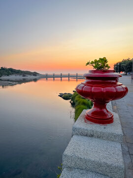 Red vase on promenade in Vila Praia de Ancora