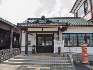 Naklejka premium 旧加悦駅舎と丸ポスト、昭和レトロ漂う鉄道遺産
