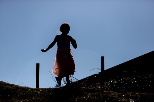 Ni&ntilde;a corriendo