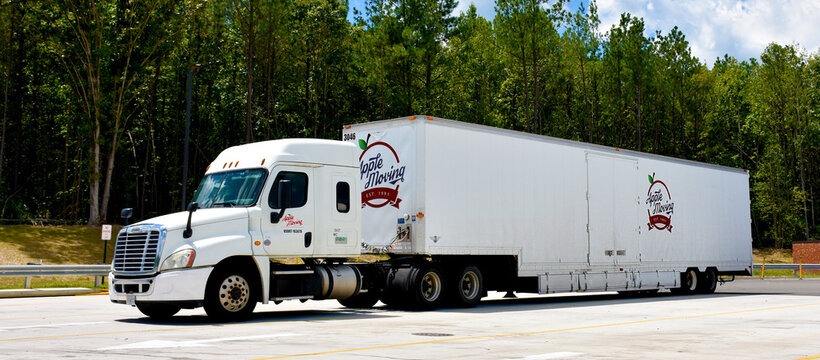 Apple Moving Company Truck, Virginia, USA