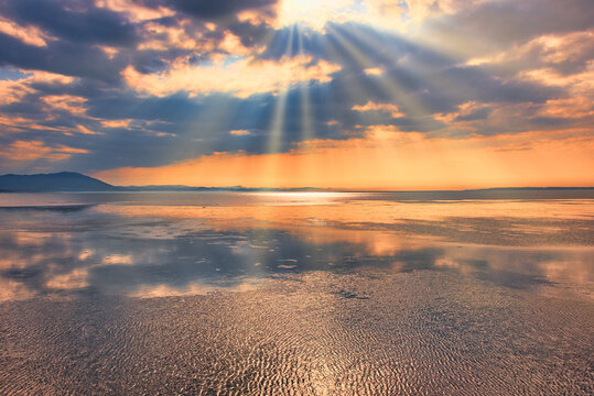 北海道のサロマ湖の美しい夕景