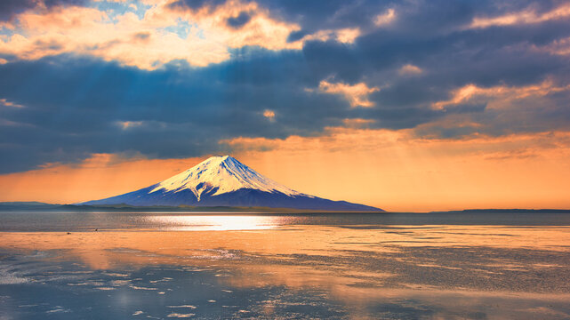 北海道のサロマ湖の美しい夕景