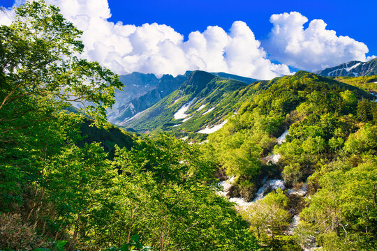 美しい十勝岳の景観と雲合成