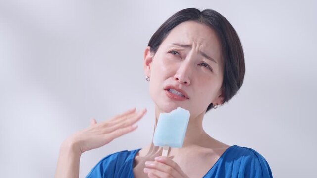 アイスを食べる女性