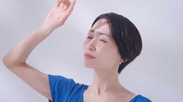 陽射しが眩しい女性