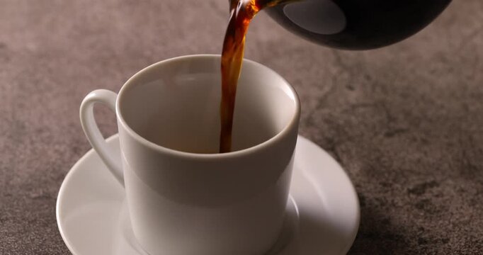 ホットコーヒーを注ぐ