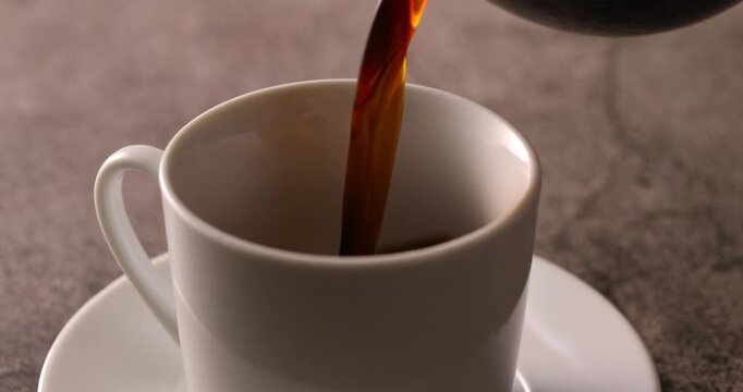 ホットコーヒーを注ぐ
