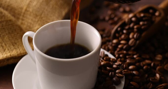 ホットコーヒーを注ぐ