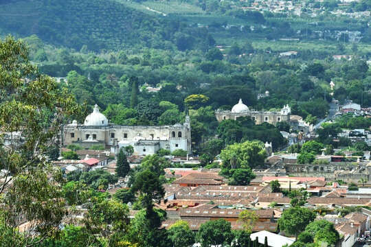 Vista desde el Cerro de la Cruz de la Iglesia del Hermano Pedro y al Fondo la Escuela de Cristo, ambas construidas en Antigua Guatemala hace cientos de a&ntilde;os.