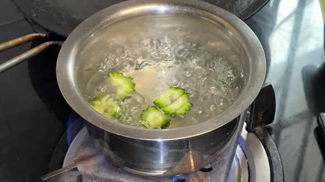 Making bittergourd juice