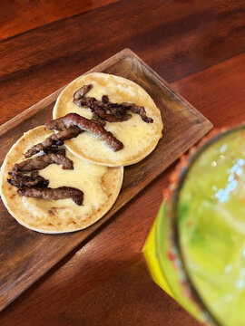 Tortillas con queso y carne de res, acompa&ntilde;adas de una limonada fresca.