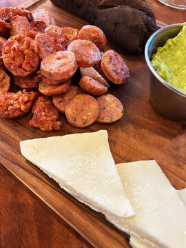 Entrada de embutidos, acompa&ntilde;ados de frijoles negros, queso y guacamol.