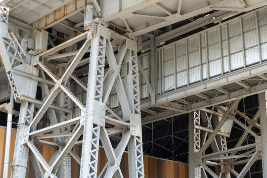 Dynamic structural detail of a massive steel truss bridge foundation