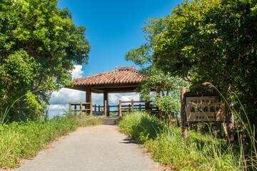 沖縄県今帰仁村の運天森園地展望台 © kintomo