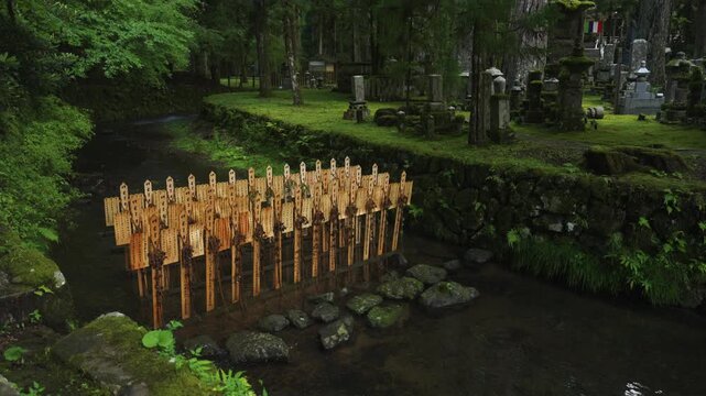 Ryusui Kanjo: Wooden Memorial Stupas in the Tamagawa River, Okunoin, Koyasan, Wakayama, Japan　高野山 奥之院「流水灌頂(りゆうすいかんじょう)」和歌山県高野町