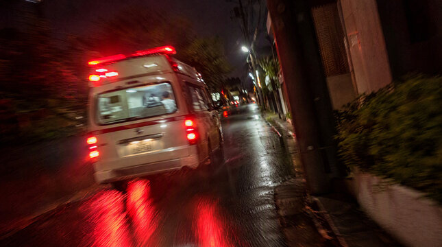 夜間に道路を緊急走行する救急車