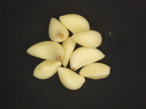 Top view of organic peeled garlic cloves