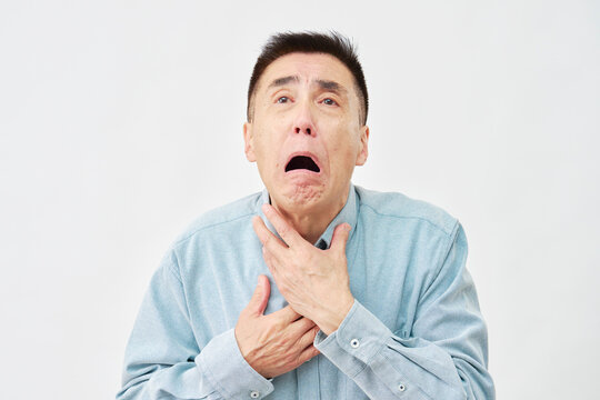 白背景で喉が詰まる男性