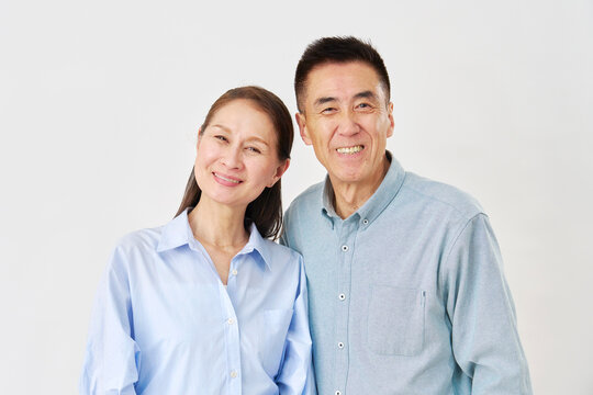 笑顔のシニア夫婦のポートレート