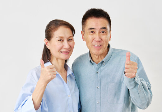 シニア夫婦　グッドサイン　白背景