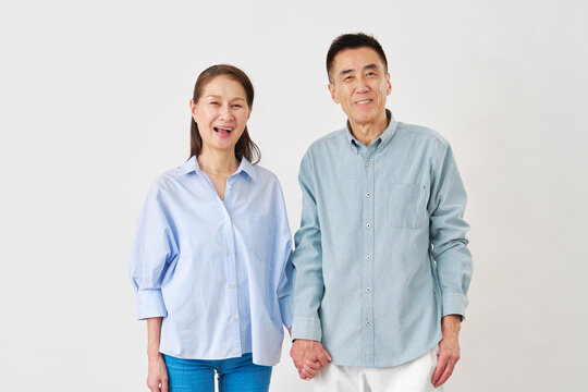 手を繋ぐ笑顔のシニア夫婦