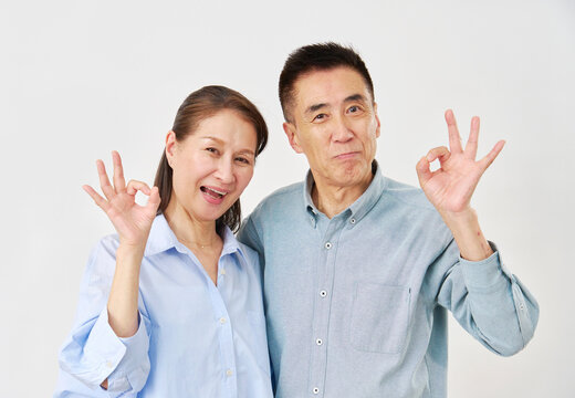 OKサインのシニア夫婦