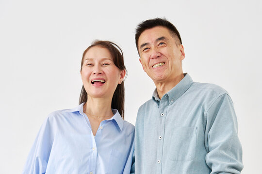 笑顔で寄り添うシニア夫婦
