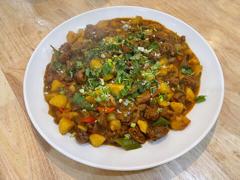 Dapanji (Big Plate Chicken) is a famous, hearty Xinjiang stew featuring tender chicken and rich potatoes simmered in a spicy, savory sauce with aromatic spices
