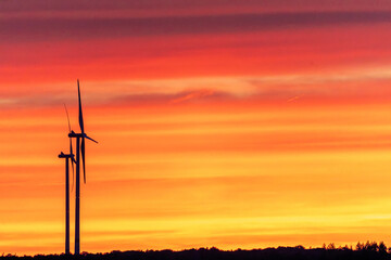 Obraz premium wind turbines at sunset