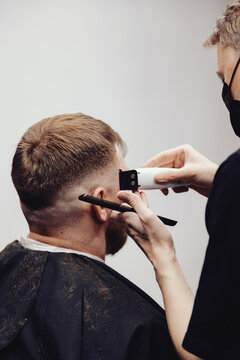 Crafting the Perfect Haircut in a Cozy Hair Salon Atmosphere