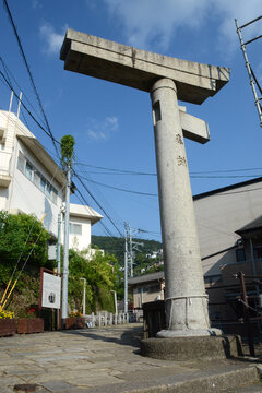 原子爆弾によって破壊された長崎市・山王神社二の鳥居