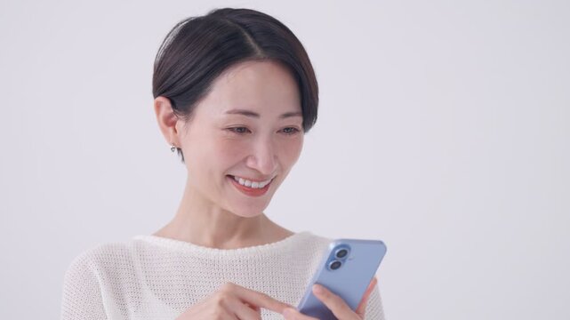 スマホを使う女性