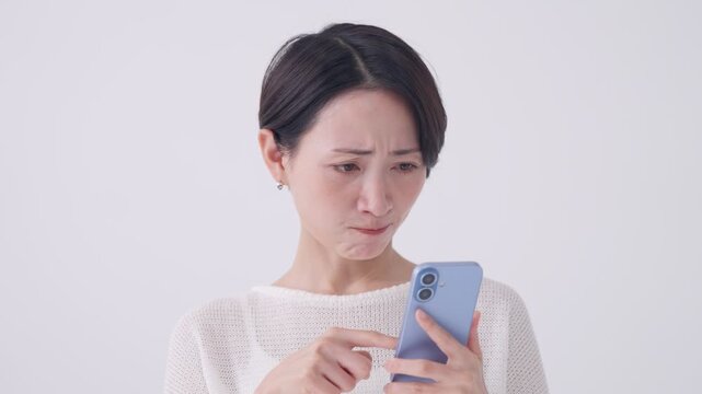 スマホを使う女性