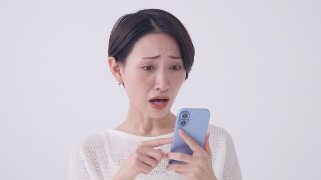 スマホを使う女性