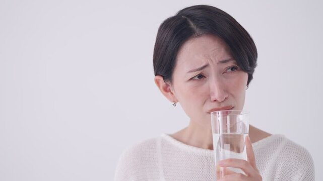 水の臭いを嗅ぐ女性