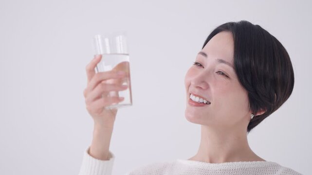 水を飲む女性