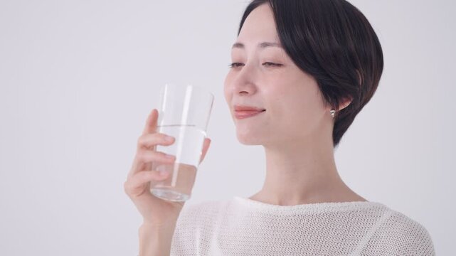水を飲む女性