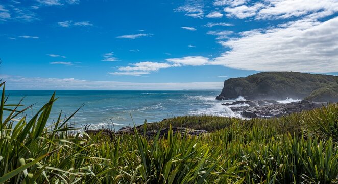 Wilde Steilkueste bei Charleston Neuseeland mit Flachs und tosender Brandung an der Tasmansee