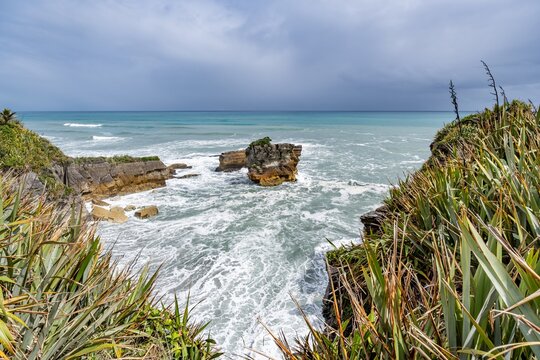 Wilde Steilkueste bei Charleston Neuseeland mit Flachs und tosender Brandung an der Tasmansee