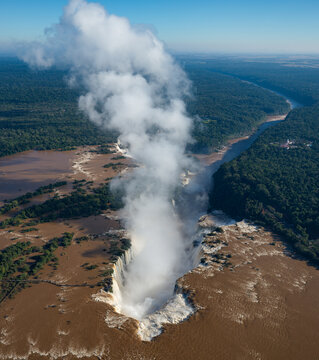 Devil&rsquo;s Throat Splitting the Broad Iguazu River beneath a Towering Mist Plume