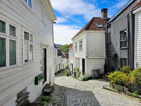 Stra&szlig;en und H&auml;user in der Altstadt von Bergen in Norwegen