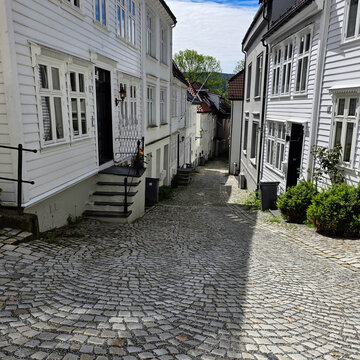 Stra&szlig;en und H&auml;user in der Altstadt von Bergen in Norwegen