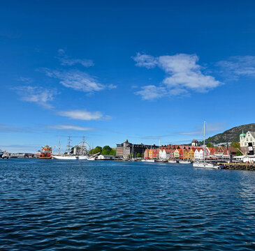 Stra&szlig;en und H&auml;user in der Altstadt von Bergen in Norwegen